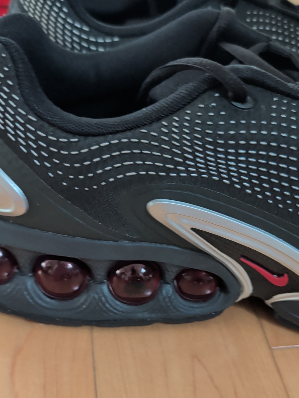 BNIB Nike Men’s Air Max DN in Black And Red - M11 - Picture 4 of 4